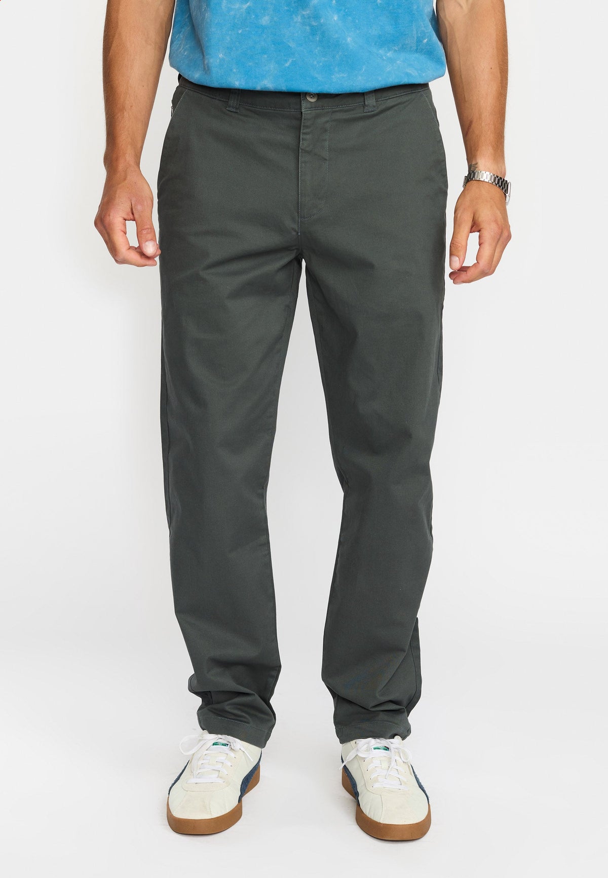 Revolution chinos 5872 i mørkegrå på model set forfra