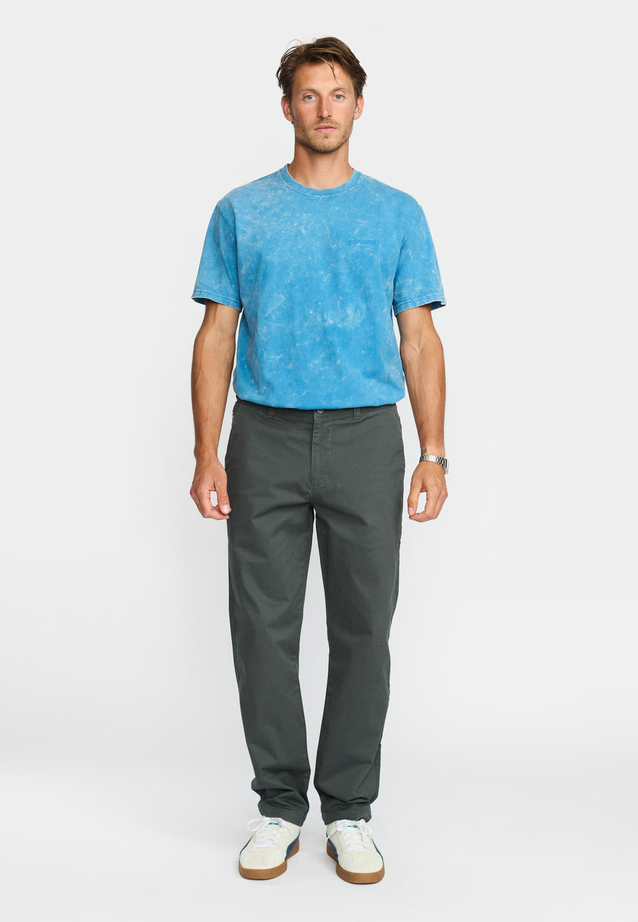 Revolution chinos 5872 i mørkegrå stylet med blå T-shirt – helfigur