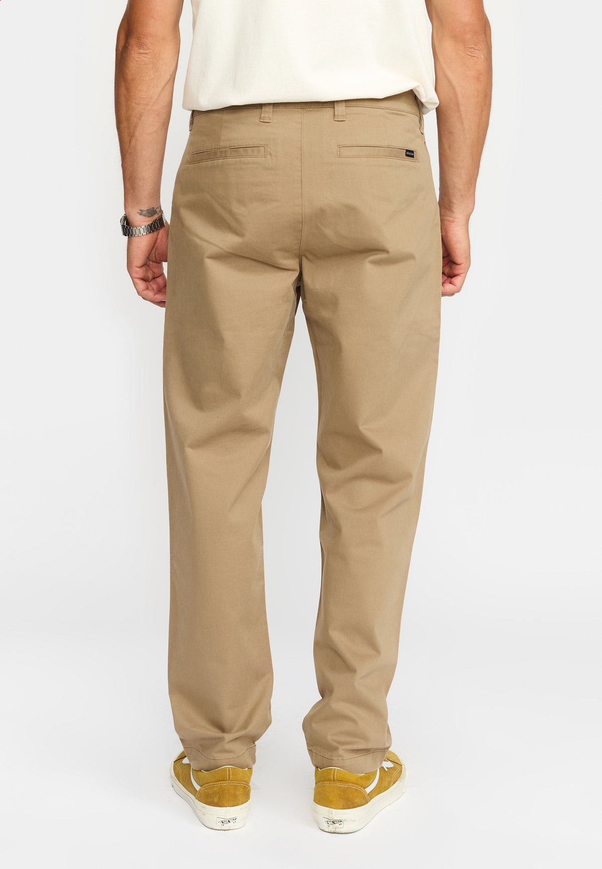 Revolution chinos 5872 i mørk khaki på model set forfra