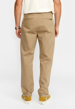 Revolution chinos 5872 i mørk khaki på model set forfra