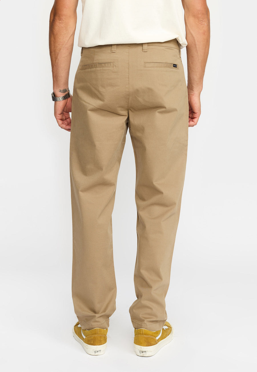 Revolution chinos 5872 i mørk khaki på model set forfra