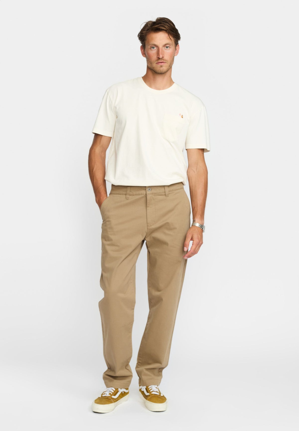 Revolution chinos 5872 i mørk khaki stylet med hvid T-shirt – helfigur