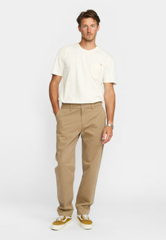 Revolution chinos 5872 i mørk khaki stylet med hvid T-shirt – helfigur
