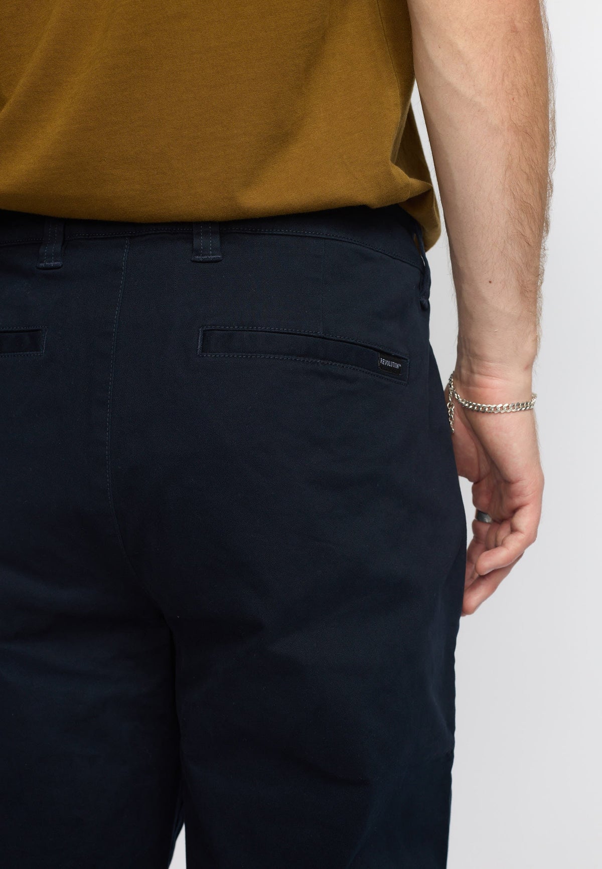 Nærbillede af baglomme på Revolution chinos 5872 i navy