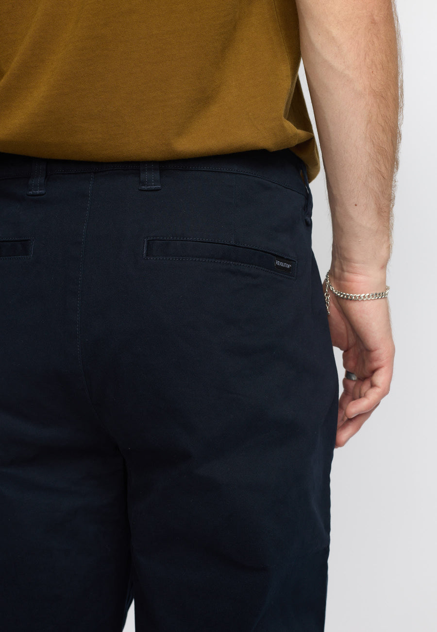 Nærbillede af baglomme på Revolution chinos 5872 i navy