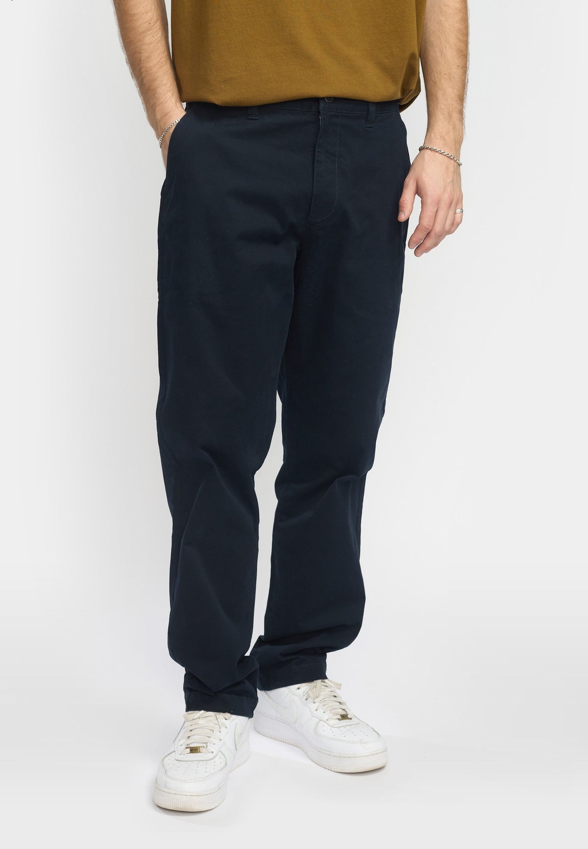 Revolution chinos 5872 i navy på model set forfra