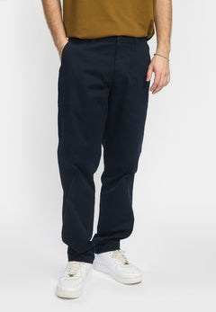 Revolution chinos 5872 i navy på model set forfra