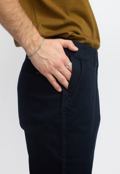 Nærbillede af forlomme på Revolution chinos 5872 i navy