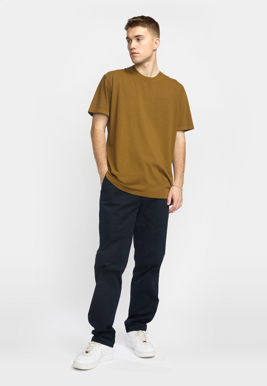 Revolution chinos 5872 i navy stylet med brun T-shirt – helfigur