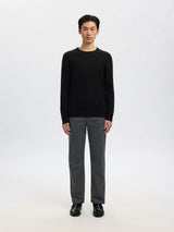 Selected merino strik i sort på model – helfigur