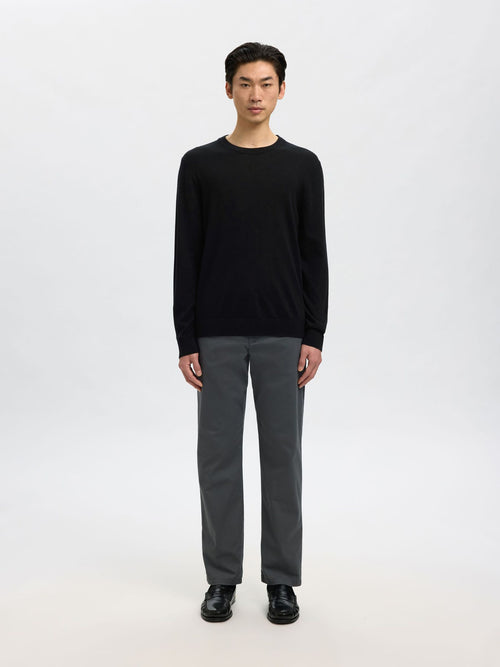 Selected merino strik i sort på model – helfigur