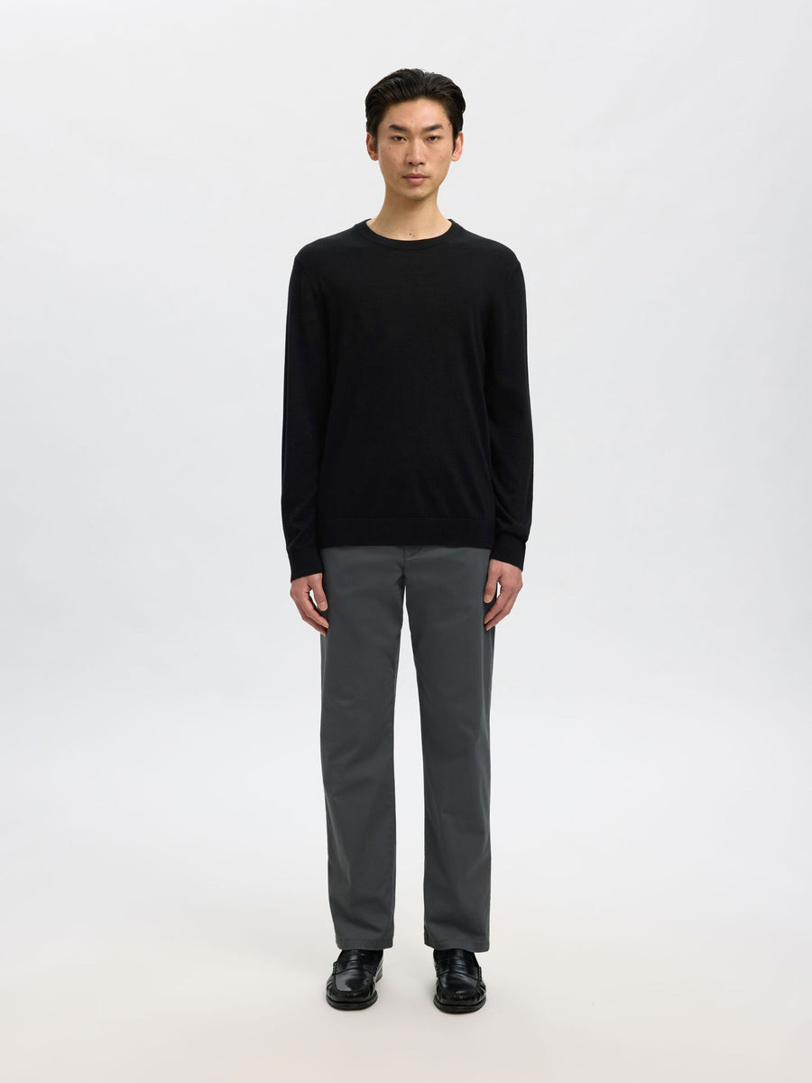Selected merino strik i sort på model – helfigur