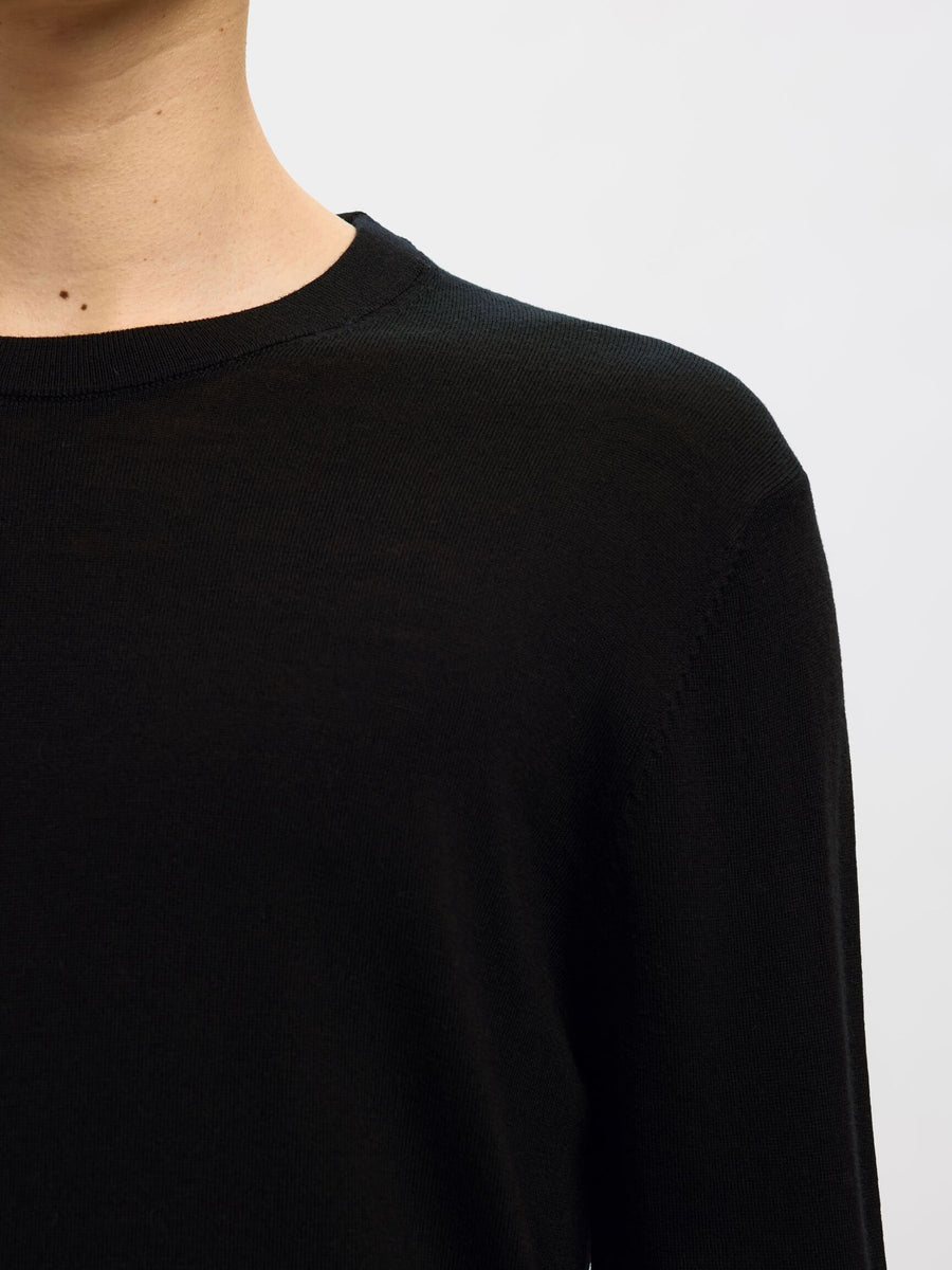 Nærbillede af Selected merino strik i sort