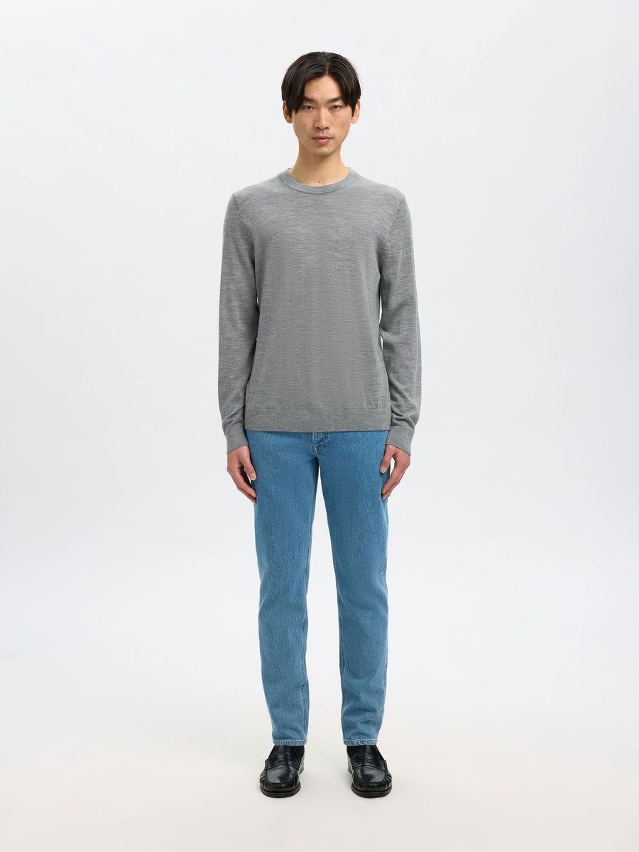 Selected merino strik i mellemgrå melange stylet med jeans – helfigur