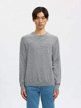 Selected merino strik i mellemgrå melange – model set forfra