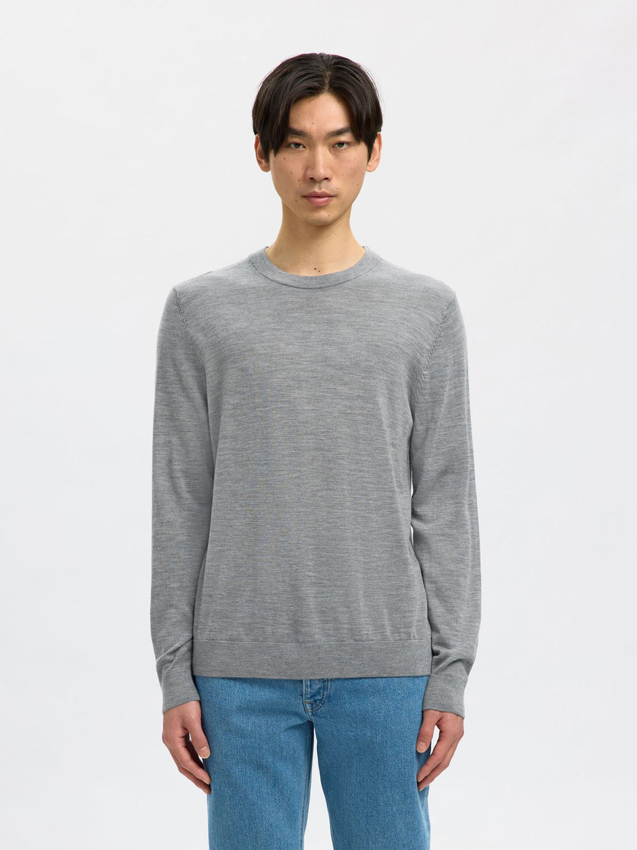 Selected merino strik i mellemgrå melange – model set forfra