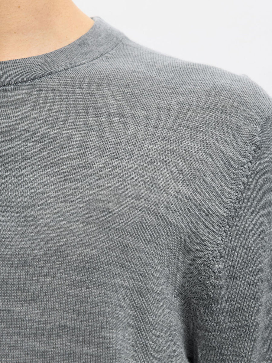 Nærbillede af Selected merino strik i mellemgrå melange