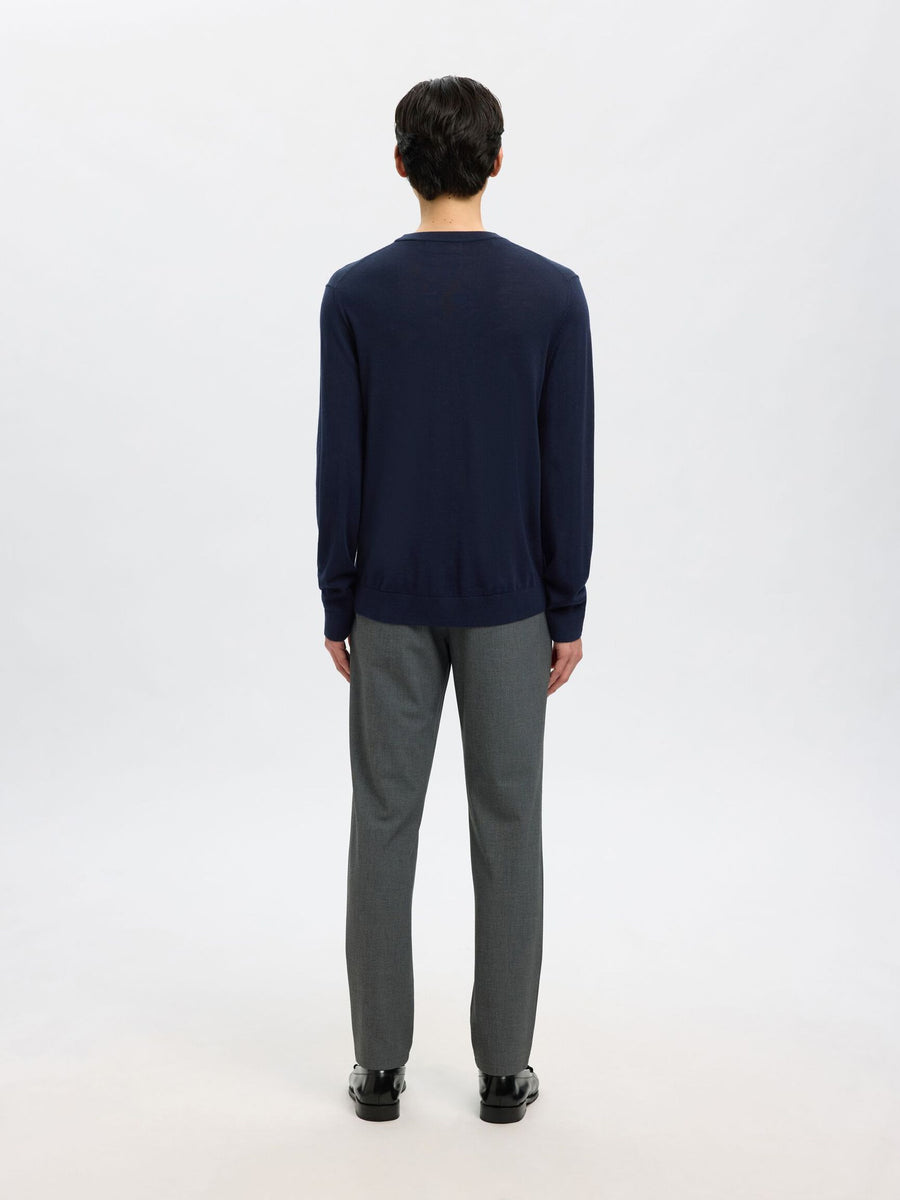 Selected merino strik i Navy Blazer på model – helfigur