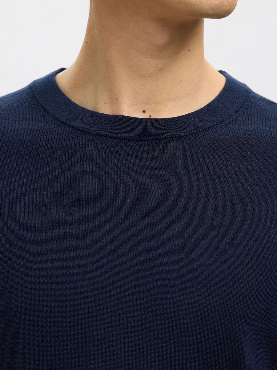 Nærbillede af halsudskæring på Selected merino strik i Navy Blazer