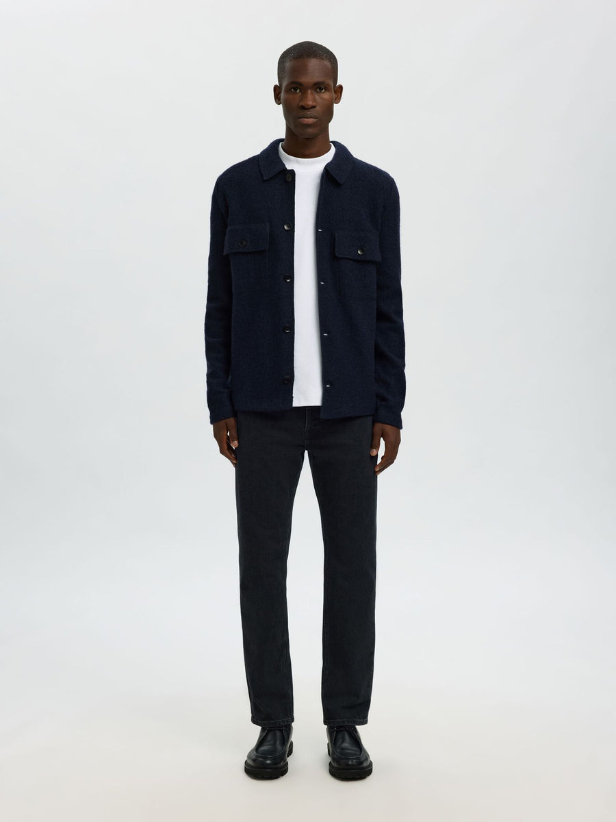 Selected Workwear strikcardigan i Sky Captain navy båret åben – helfigur