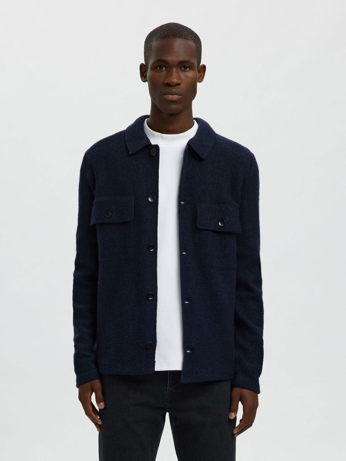 Selected Workwear strikcardigan i Sky Captain navy – model set forfra
