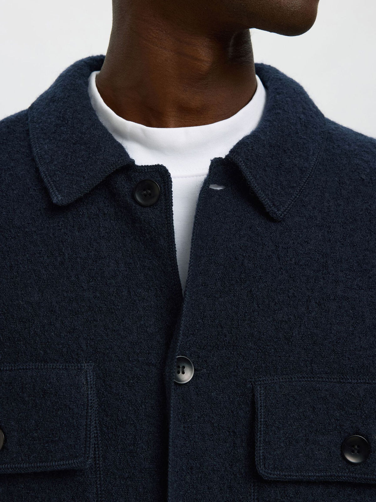 Nærbillede af lomme på Selected Workwear strikcardigan i Sky Captain navy