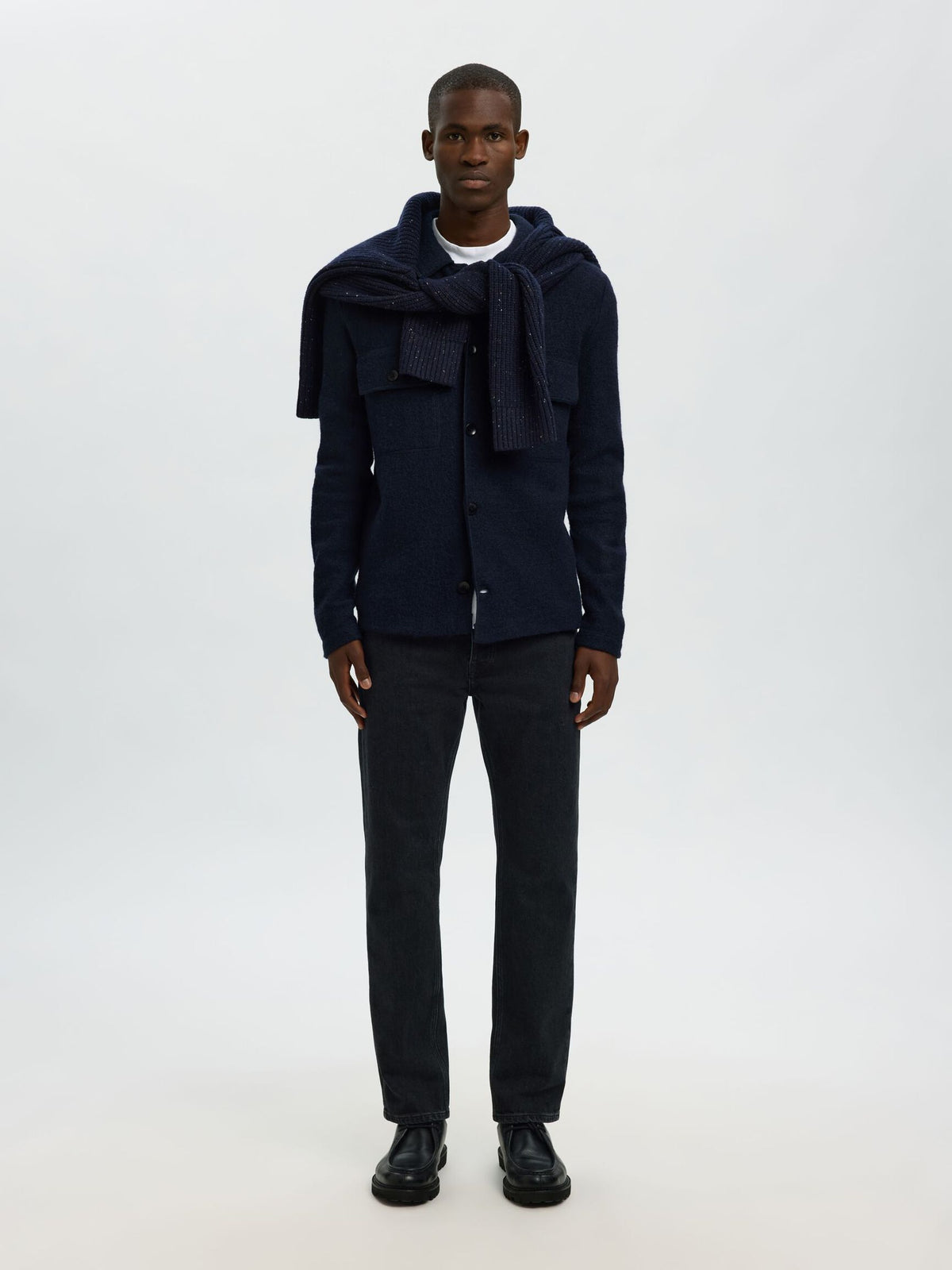 Selected Workwear strikcardigan i Sky Captain navy stylet med tørklæde