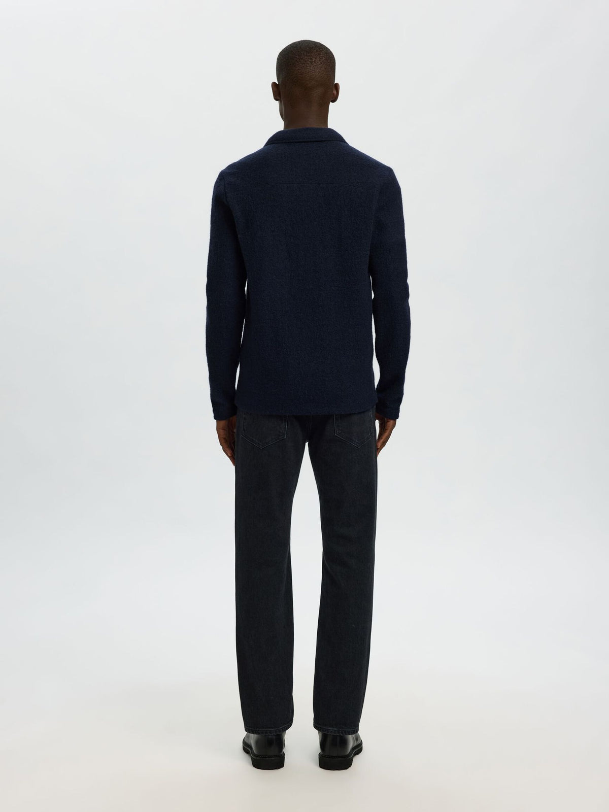 Selected Workwear strikcardigan i Sky Captain navy på model – helfigur