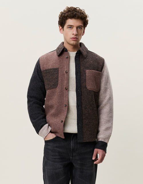 Les Deux colourblock overshirt i uld i brun, beige og sort – model set forfra