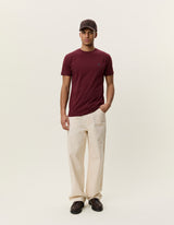 Les Deux Nørregaard T-shirt i Chocolate Truffle bordeaux stylet med lyse bukser – helfigur