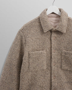 Nærbillede af quiltet stof på Wax London Mount vendbar overshirt i bouclé-uld i natur
