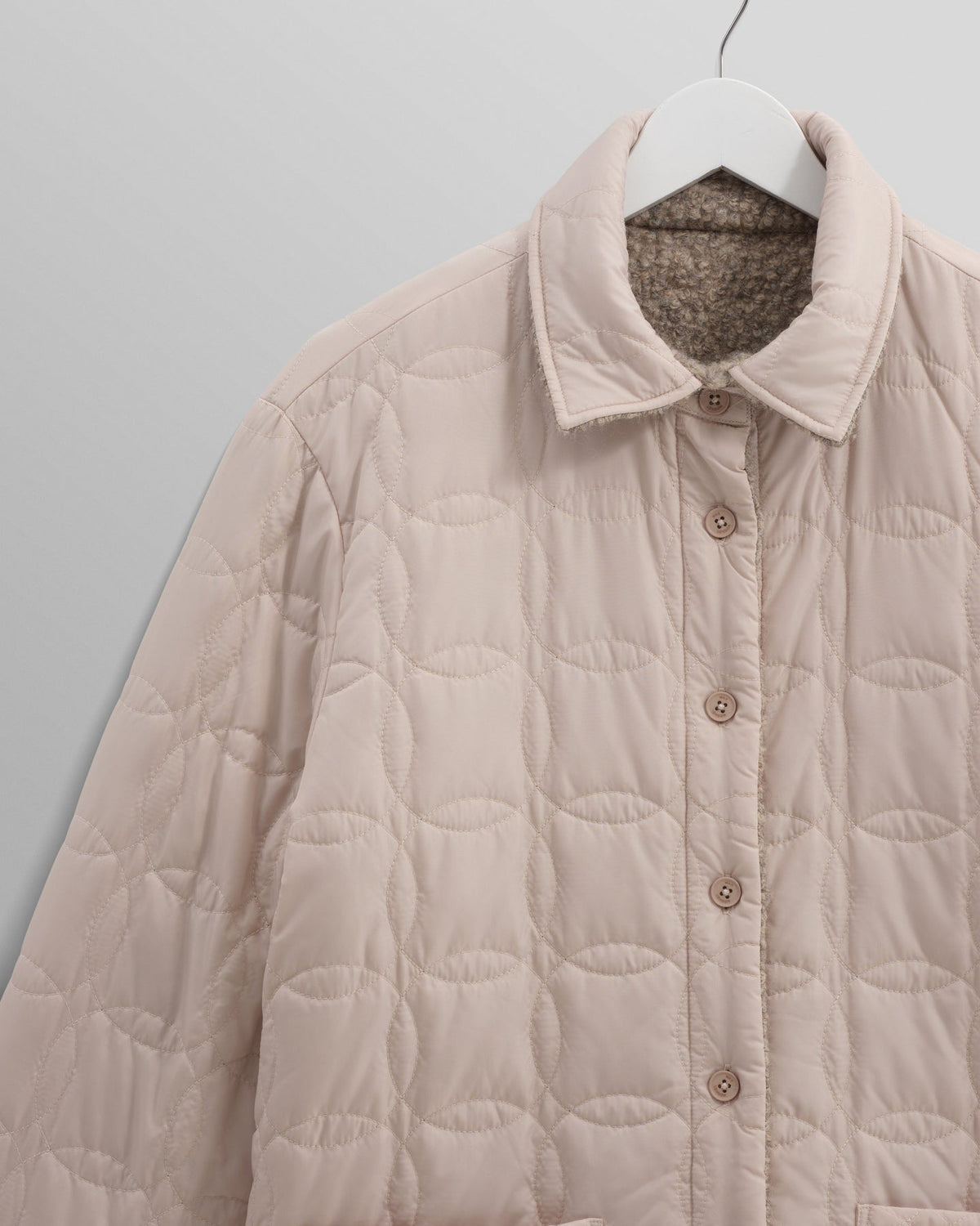 Wax London Mount vendbar overshirt i bouclé-uld i natur på bøjle med quiltet side ud
