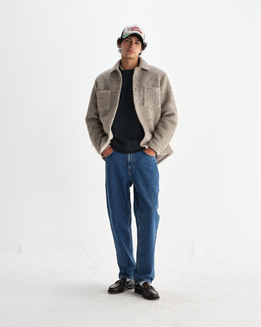 Wax London Mount vendbar overshirt i bouclé-uld i natur stylet med jeans – helfigur