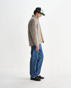 Wax London Mount vendbar overshirt i bouclé-uld i natur set fra siden