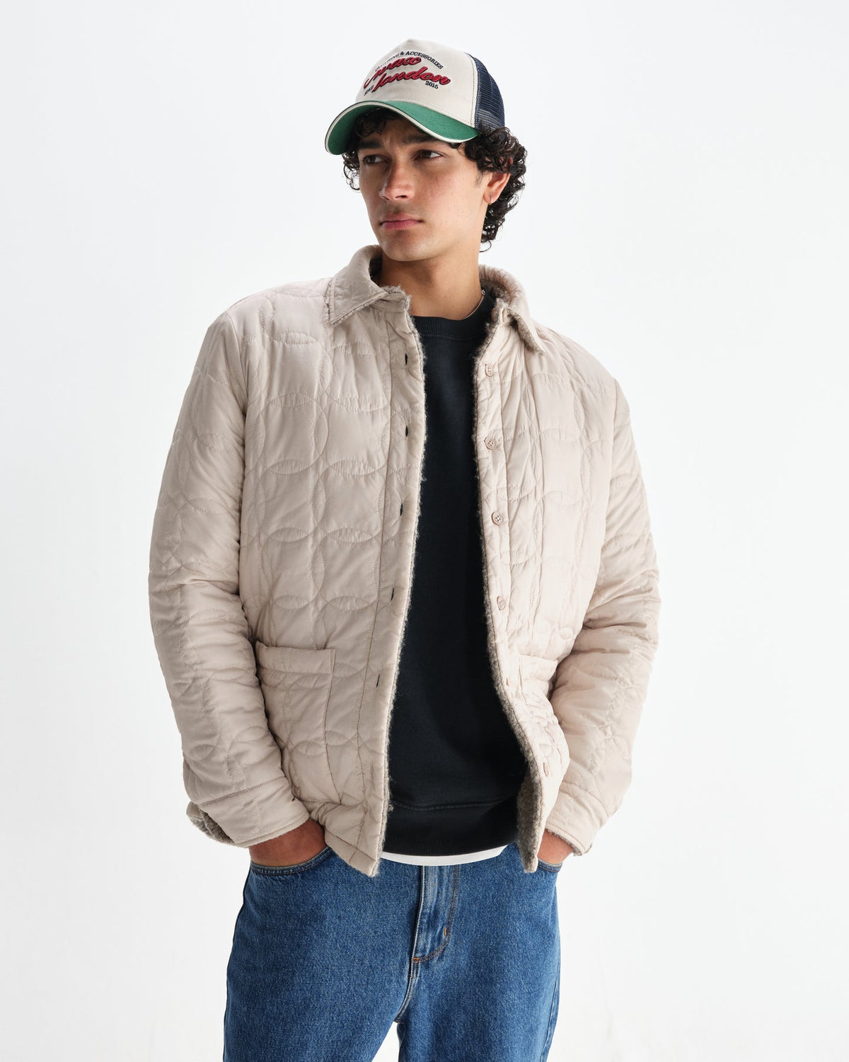 Wax London Mount vendbar overshirt i bouclé-uld i natur båret åben