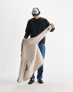 Model viser vrangsiden af Wax London Mount vendbar overshirt i bouclé-uld i natur