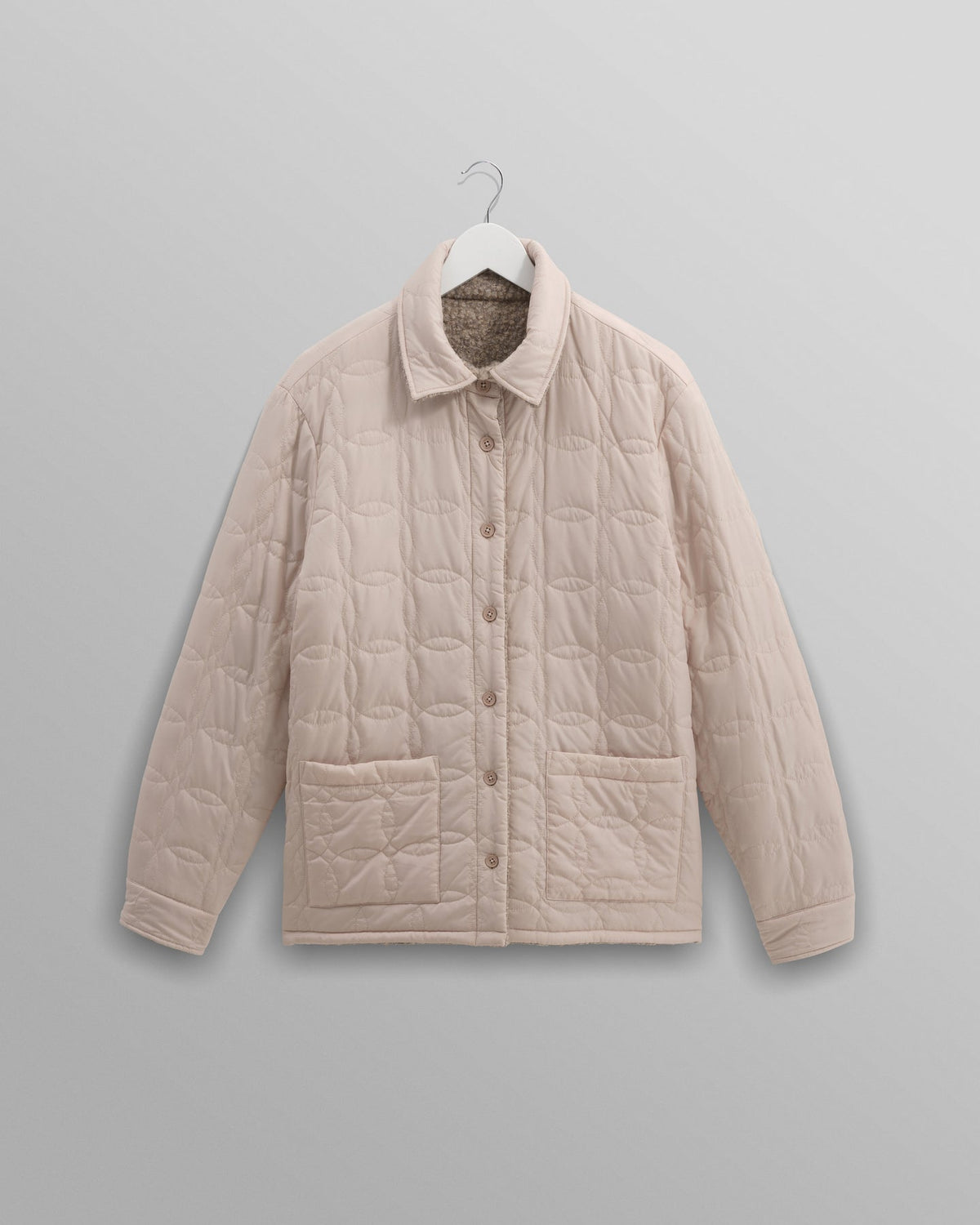 Quiltet side af Wax London Mount vendbar overshirt i bouclé-uld i natur – produktbillede