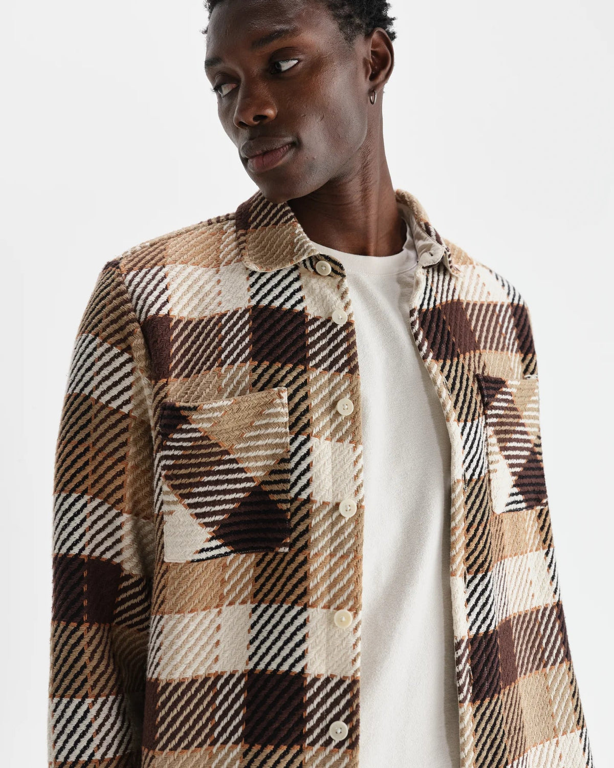Nærbillede af Wax London Whiting overshirt i natur og brun pike-tern båret åben