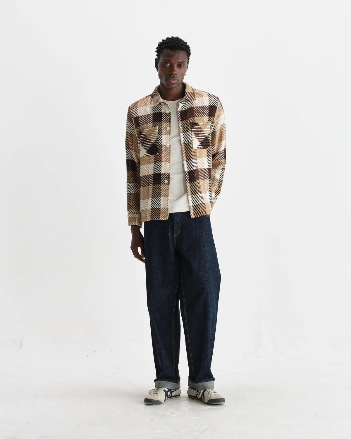 Wax London Whiting overshirt i natur og brun pike-tern på model – helfigur