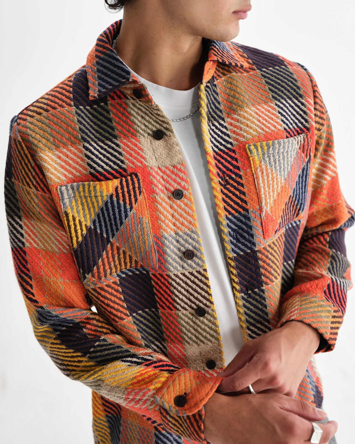 Nærbillede af Wax London Whiting overshirt i orange pike-tern