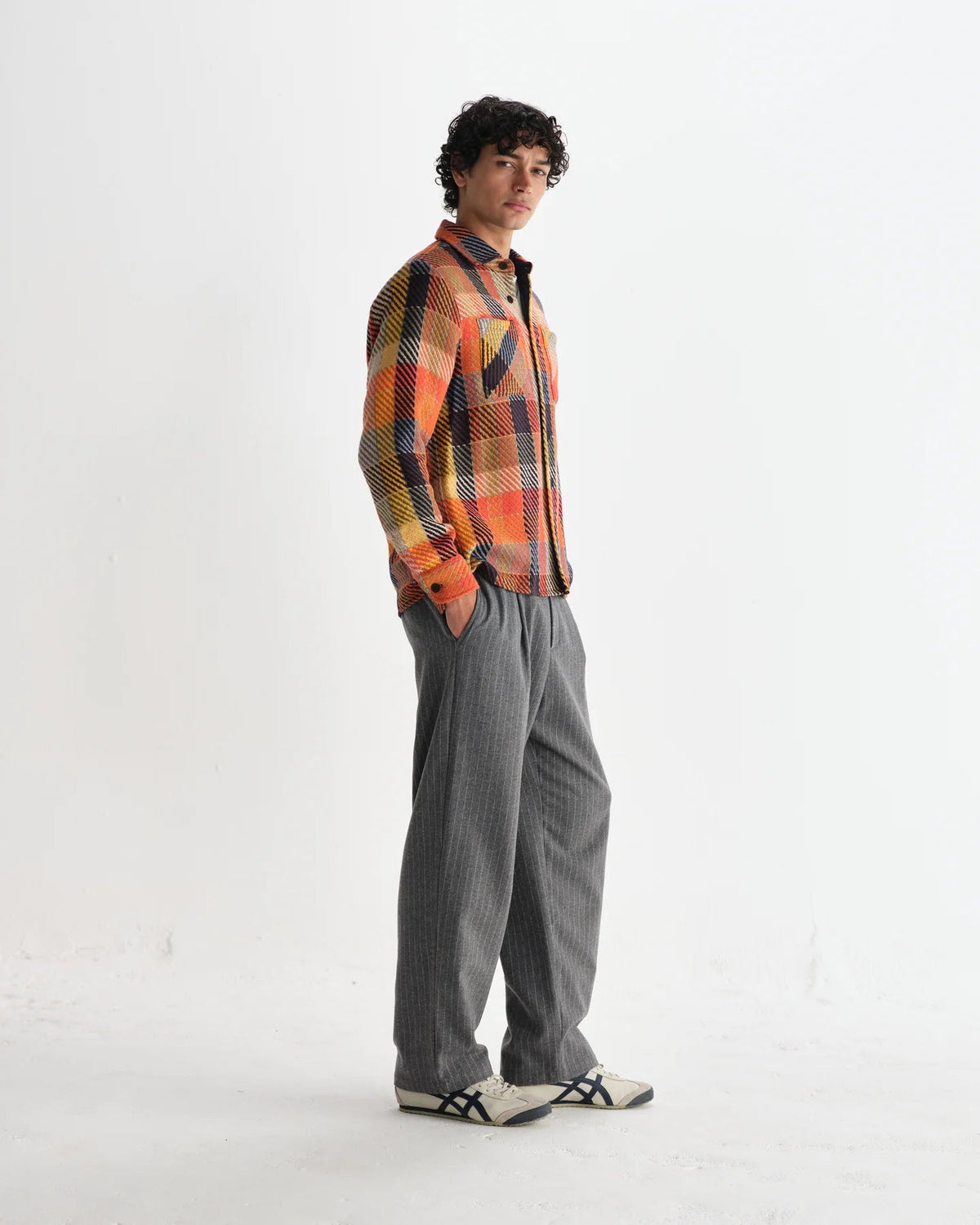 Wax London Whiting overshirt i orange pike-tern set skråt fra siden