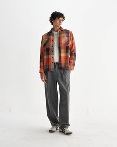 Wax London Whiting overshirt i orange pike-tern på model – helfigur