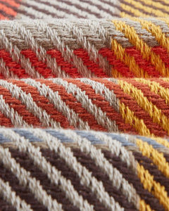 Detalje af vævet ternet stof på Wax London Whiting overshirt i orange pike-tern