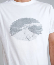 Indlæs billede til gallerivisning ELSK KYSTVEJ ESSENTIAL MEN&#39;S T-SHIRT | WHITE - Supermen.dk
