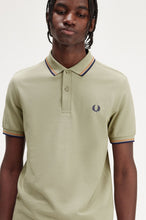 Indlæs billede til gallerivisning Fred Perry M3600 Seagrass / Light Rust / French Navy - Supermen.dk
