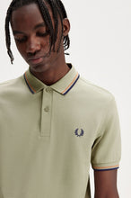 Indlæs billede til gallerivisning Fred Perry M3600 Seagrass / Light Rust / French Navy - Supermen.dk
