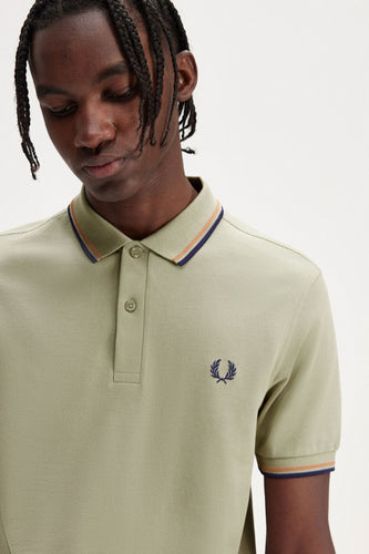 Fred Perry M3600 Seagrass / Light Rust / French Navy - Supermen.dk