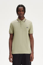 Indlæs billede til gallerivisning Fred Perry M3600 Seagrass / Light Rust / French Navy - Supermen.dk
