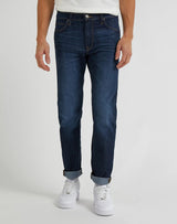 LEE Daren Zip Fly jeans i Strong Hand mørkeblå på model set forfra