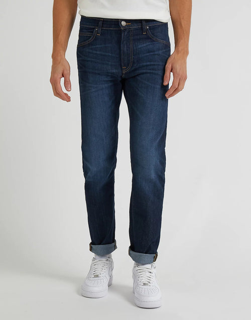 LEE Daren Zip Fly jeans i Strong Hand mørkeblå på model set forfra